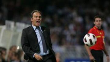 <b>MALA RACHA. </b>Martín Lasarte dando instrucciones a sus hombres en el partido ante el Real Madrid.