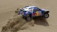 Carlos Sainz of Spain competes in his Volkswagen during the sixth stage of the 2nd South American edition of the Dakar Rally 2010 from Antofagasta to Iquique January 7, 2010.  REUTERS/Jacky Naegelen (CHILE - Tags: SPORT MOTOR RACING)
 RALLY DAKAR 2010 ARG
