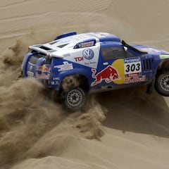 Peterhansel pierde una hora y Sainz ya acaricia el Dakar