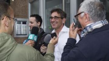 Fernando Vázquez salía así de sonriente de la reunión en la que renovó.