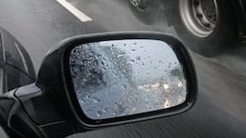 Cómo evitar que la lluvia empañe los retrovisores y los llene de agua: el botón que pocos conocen