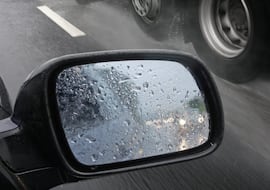 Cómo evitar que la lluvia empañe los retrovisores y los llene de agua: el botón que pocos conocen