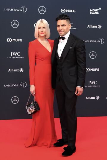 Falcao García y Lorelei Taron posan para las cámaras en los Premios Laureus que se desarrollaron en Mónaco.