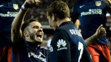 Saúl y Griezmann celebran un gol en el Valencia-Atlético de la 2015-16.