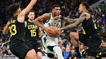 Giannis Antetokounmpo, alero de Milwaukee Bucks, penetra ante Johnny Juzang, Drew Eubanks y John Collins, jugadores de Utah Jazz.