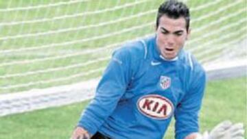 <b>UNO MÁS. </b>Roberto ya es nuevo jugador del Nàstic por un año.