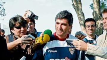 <b>NO QUISO HABLAR TRAS LA SESIÓN. </b>Fueron muchos los periodistas que se acercaron a Juande Ramos tras la conclusión ayer del entrenamiento en la Ciudad Deportiva. El técnico manchego, sonriente, no quiso pronunciarse sobre su salida. Preguntas no faltaron, pero no hubo respuesta. La afición también estuvo muy pendiente de su futuro.