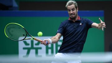 Richard Gasquet devuelve una bola ante Leonardo Mayer durante su partido de primera ronda del Shanghai Masters.