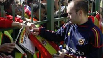 <b>UNA ESTRELLA. </b>Iniesta, firmando autógrafos a la salida del entrenamiento de la Selección en Potchefstroom.