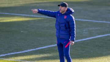 Simeone da instrucciones durante un entrenamiento del Atlético.