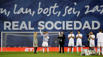 GRAF5683. San Sebastián, 20/12/2017.- El delantero mexicano de la Real Sociedad, Carlos Vela (2i), homenajeado en su despedida del equipo donostiarra antes del inicio del encuentro correspondiente a la jornada diecisiete de primera división que disputan esta noche frente al Sevilla en el estadio Anoeta de San Sebastián. EFE/Juan Herrero.