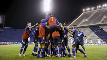 V&eacute;lez Sarsfield venci&oacute; hoy 2-0 como local a Hurac&aacute;n en el estadio Jos&eacute; Amalfitani, se alej&oacute; en la cima de la Zona B de la Copa de la Liga