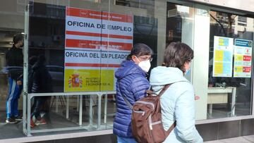 Archivo - Dos mujeres pasan por delante de una Oficina de Empleo, a 2 de febrero de 2022, en Madrid (Espa&ntilde;a).