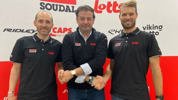 Los ciclistas Carlos Brabero y Reinhardt Janse Van Rensburg posan tras firmar su contrato con el equipo Lotto-Soudal.