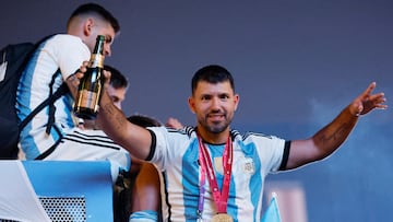 Soccer Football - FIFA World Cup Qatar 2022 - Final - Argentina v France - Lusail, Qatar - December 19, 2022 Argentina's Sergio Aguero celebrates with teammates on a bus after winning the World Cup REUTERS/Thaier Al-Sudani