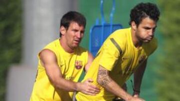 <b>A TOPE. </b>Messi y Cesc se ejercitan durante la sesión matutina de ayer del Barça.