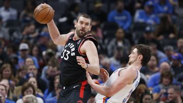 Marc Gasol, ante Mike Muscala en la victoria de Toronto Raptors sobre Oklahoma City Thunder.