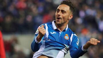 GRAF993. CORNELLÁ (BARCELONA), 22/12/2017.- El delantero del RCD Espanyol Sergio García celebra tras marcar ante el Atlético de Madrid, durante el partido de Liga en Primera División disputado esta noche en el RCDE Stadium, en Barcelona. EFE/Alejandro García