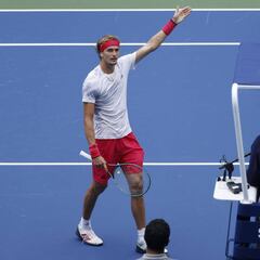Zverev no se enreda y Tsitsipas supera un partido sin ritmo