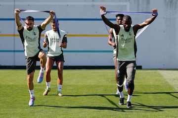 Carvajal y Rüdiger completaron una parte del entrenamiento con el grupo.