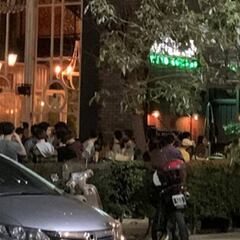 Recoleta: decenas de personas se juntaron en la puerta de dos bares y rompieron la cuarentena