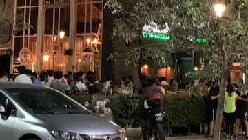 Recoleta: decenas de personas se juntaron en la puerta de dos bares y rompieron la cuarentena