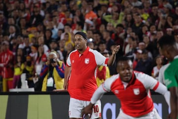 La fiesta en El Campín que disfrutó de la magia de Ronaldinho en el partido entre Santa Fe y Nacional, en el que se le rindió homenaje al brasileño que jugó con la '10' del equipo bogotano.