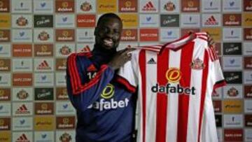 Ebou&eacute; posa con la camiseta del Sunderland.