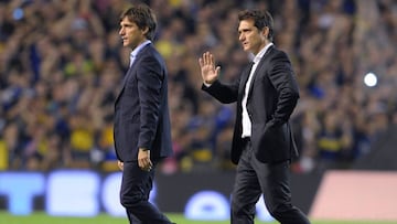 Guillermo Barros Schelotto junto a su hermano antes de un partido de Boca  Juniors en La Bombonera