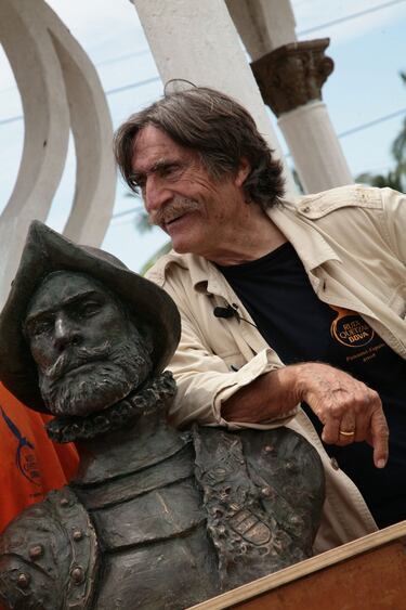 Además de su trabajo periodístico, por su don de gentes y su buen humor (sus amigos le recuerdan como bromista y juerguista empedernido) participó en programas de televisión como el concurso ‘La caza del tesoro’, presentado por Isabel Tenaille, en el que los concursantes le daban instrucciones para que encontrara tesoros en lugares pintorescos de todo el mundo. Más tarde puso en marcha Aventura 92, su último proyecto, que después llamó Ruta Queztal y Ruta BBVA, un proyecto de educación e intercambio cultural para jóvenes de habla hispana impulsado por sugerencia del Rey Juan Carlos I. Eran expediciones veraniegas, acampadas por la América Latina y por España.