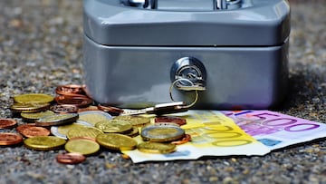 Ni debajo del colchón ni en los cojines: una empresa de alarmas desvela el lugar más seguro para guardar dinero en casa