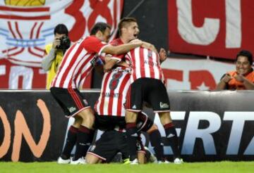 LPL01. LA PLATA (ARGENTINA), 05/05/2015.- Jugadores de Estudiantes celebran un gol ante Independiente Santa Fe hoy, martes 5 de mayo de 2015, durante el partido por Copa Libertadores en el estadio Único ciudad de La Plata (Argentina). EFE/Demián Estevez