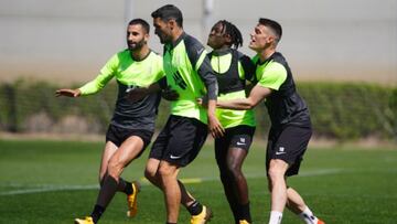 Los jugadores del Granada, durante el entrenamiento de este mi&eacute;rcoles.