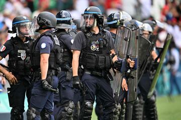 El árbitro suspende el partido a falta de revisión de VAR del segundo gol de Argentina.En la imagen, los antidisturbios tras la invasión de campo.