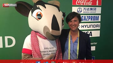 Toña Is, seleccionadora española Sub-17, posa en Amman con la mascota del próximo Mundial de Jordania.