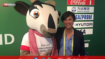 To&ntilde;a Is, seleccionadora espa&ntilde;ola Sub-17, posa en Amman con la mascota del pr&oacute;ximo Mundial de Jordania. 