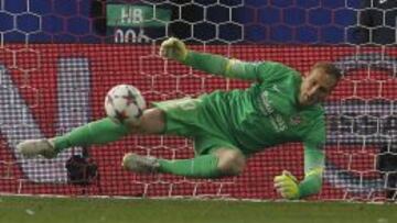 PASO AL FRENTE. Oblak tuvo que esperar a la lesión de Moyá para tener protagonismo. En la Champions le paró este penalti a Çalhanoglu.