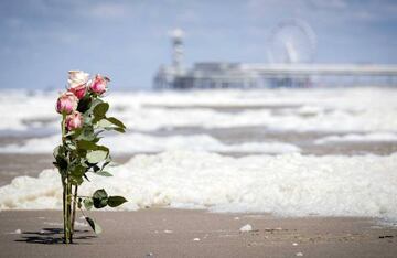 La comunidad surfera de Scheveningen no ha tardado en rendir homenaje a los surfistas fallecidos en una de las peores tragedias que se recuerdan en el mundo del surf.