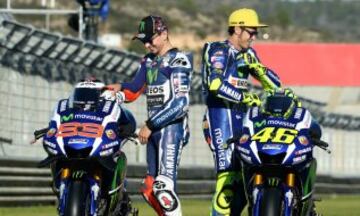 Los motociclistas Jorge Lorenzo y Valentino Rossi parecen demostrar su distanciamiento incluso a varios centímetros de distancia. Cada uno mira a su moto, intentando no mirar al rival. Esta es una de las últimas imágenes de ambos corriendo con la misma escudería. 