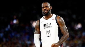 Paris (France), 08/08/2024.- Lebron James of USA celebrates after winning the Men's semi final match between USA and Serbia of the Basketball competitions in the Paris 2024 Olympic Games, at the South Paris Arena in Paris, France, 08 August 2024. (Baloncesto, Francia) EFE/EPA/YOAN VALAT