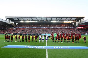 Los jugadores del Liverpool y el Villarreal forman en Anfield antes del comienzo del partido.