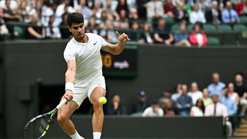 Spain's Carlos Alcaraz returns the ball to USA's Tommy Paul during their men's singles quarter-finals tennis match on the ninth day of the 2024 Wimbledon Championships at The All England Lawn Tennis and Croquet Club in Wimbledon, southwest London, on July 9, 2024. (Photo by Ben Stansall / AFP) / RESTRICTED TO EDITORIAL USE