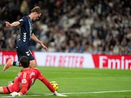 Williot Swedberg regatea a Thibaut Courtois antes de marcar el 0-2 en la victoria del Celta contra el Real Madrid en el Santiago Bernabéu.