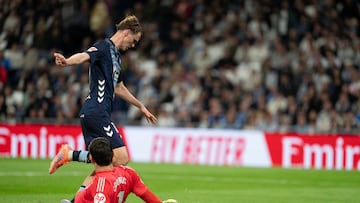 Williot Swedberg regatea a Thibaut Courtois antes de marcar el 0-2 en la victoria del Celta contra el Real Madrid en el Santiago Bernabéu.