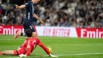 Williot Swedberg regatea a Thibaut Courtois antes de marcar el 0-2 en la victoria del Celta contra el Real Madrid en el Santiago Bernabéu.