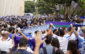 Recibimiento de la aficion antes del partido.