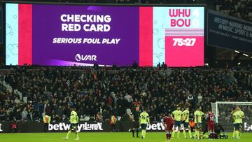 Un videomarcador avisando de que el VAR está revisando una jugada en un partido.