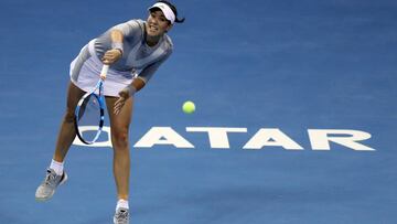 Garbi&ntilde;e Muguruza saca durante su partido ante Petra Kvitova en la final del WTA Premier 5 de Doha.