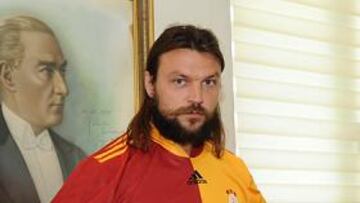 <b>FICHADO.</b> Ujfalusi es la última incorporación del equipo turco.