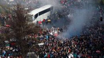 Miles de aficionados reciben el autocar que traslada a los jugadores y cuerpo t&eacute;cnico del Real Madrid, a su llegada al estadio Santiago Bernab&eacute;u.